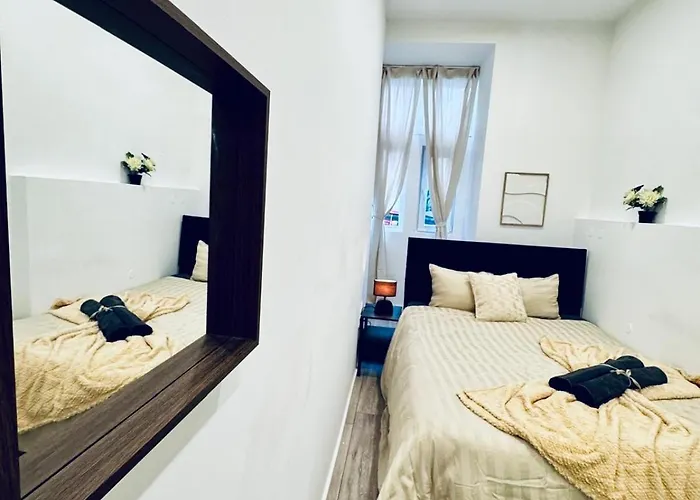 Elegant 5-br Shared Ideal For Groups & Families *