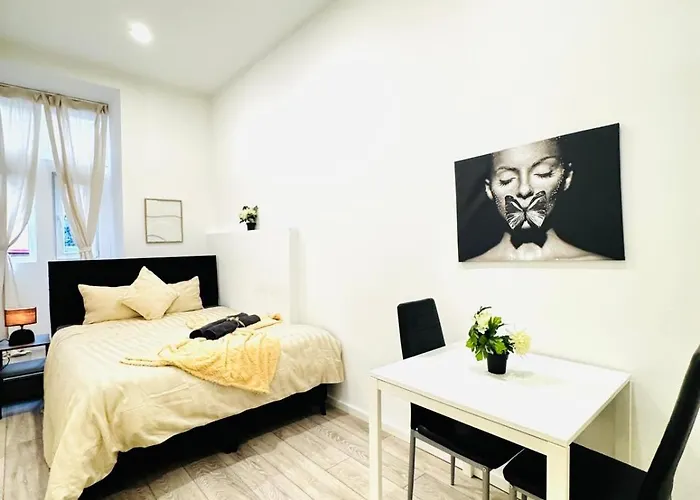 Elegant 5-br Shared Ideal For Groups & Families *