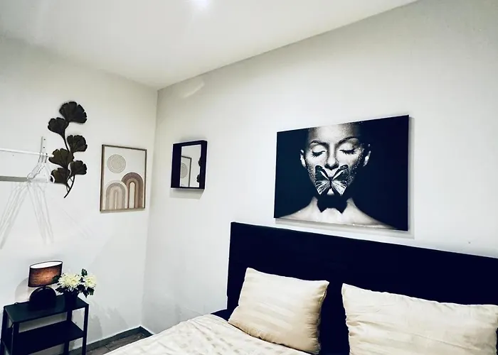 Elegant 5-br Shared Ideal For Groups & Families Apartment *