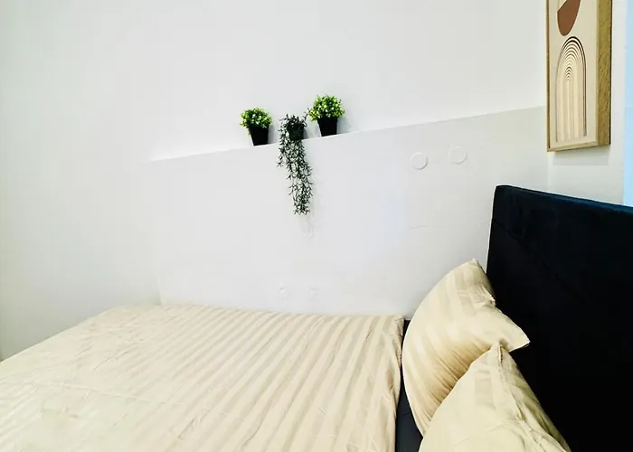 Elegant 5-br Shared Ideal For Groups & Families Apartment *
