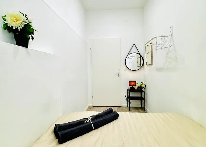 Elegant 5-br Shared Ideal For Groups & Families Apartment *