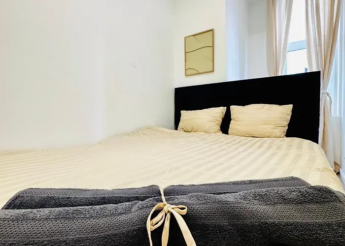 Elegant 5-br Shared Ideal For Groups & Families *
